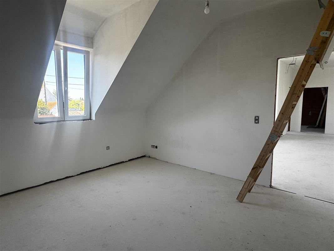 Unieke eigendom - 2 GARAGES (85m2 en 55m2) met woongedeelte