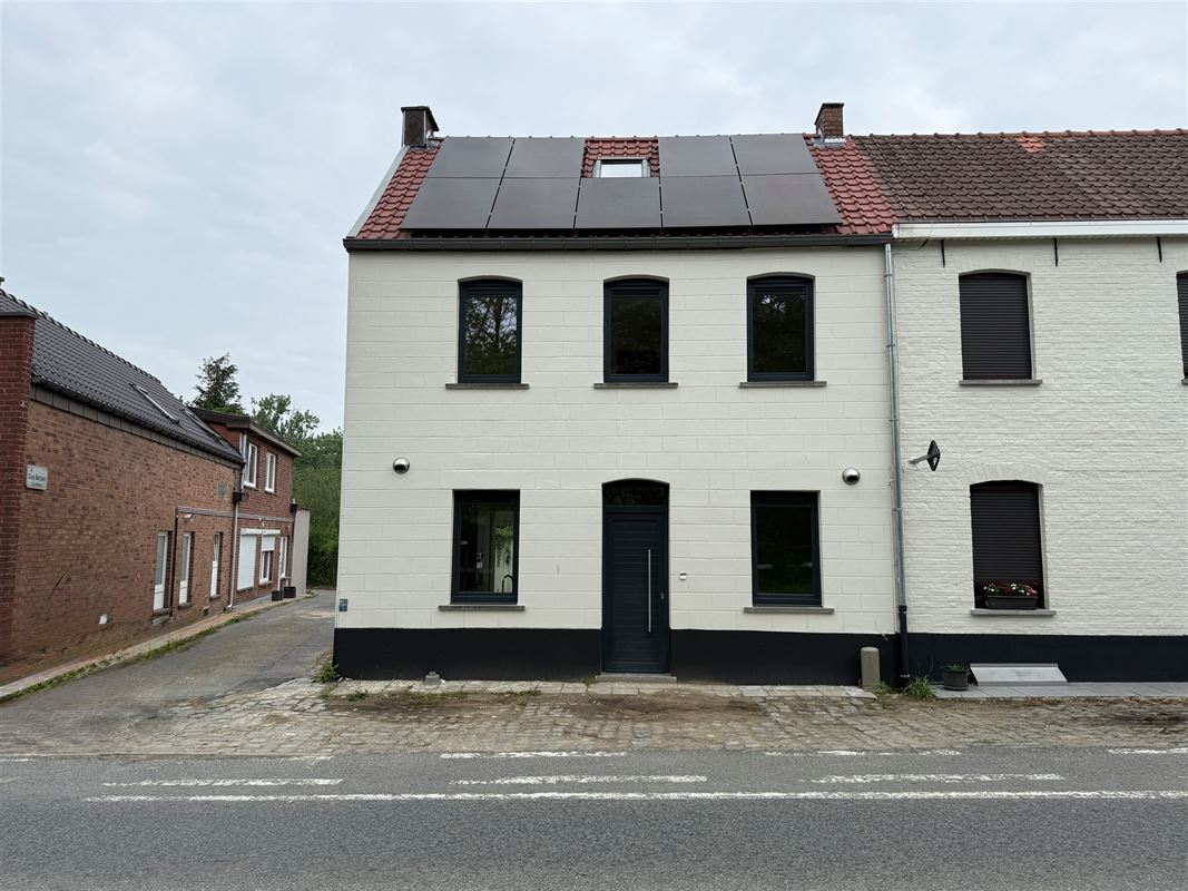 MAISON 3 FAÇADES AVEC 2 CHAMBRES ET TERRASSE