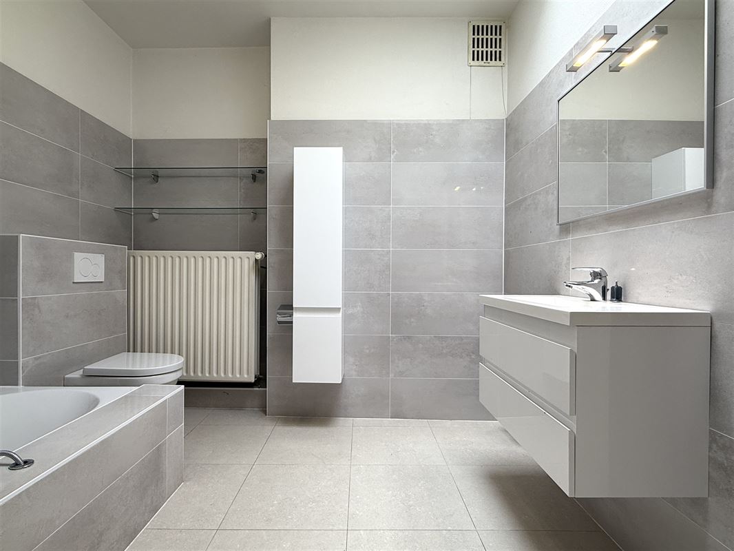 RUIM APPARTEMENT MET 2 SLAAPKAMERS IN STADSCENTRUM!