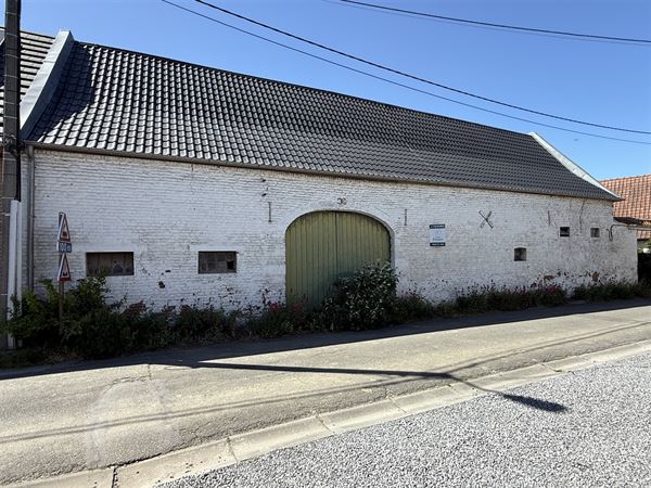 Schuur van 240 m² met een mooi INRICHTINGSPOTENTIEEL!