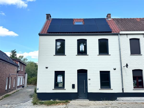 VOLLEDIG GERENOVEERDE WONING MET 2 SLKS EN TERRAS!