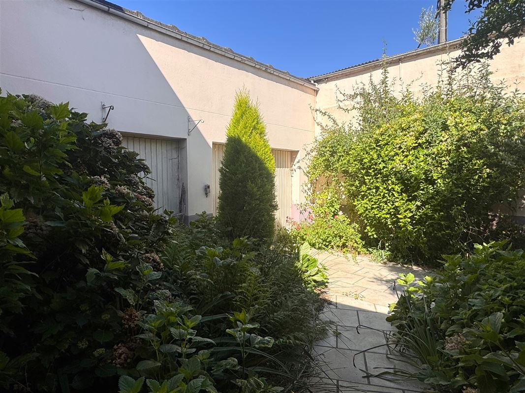Woning met veel potentieel en 2 garages!