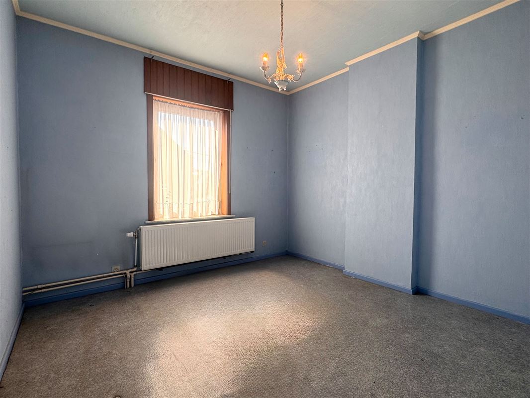 Woning met veel potentieel en 2 garages!