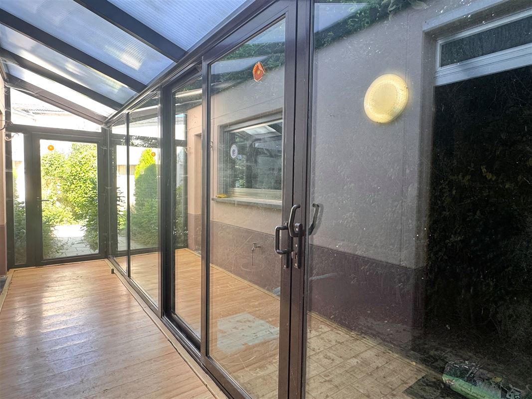Woning met veel potentieel en 2 garages!