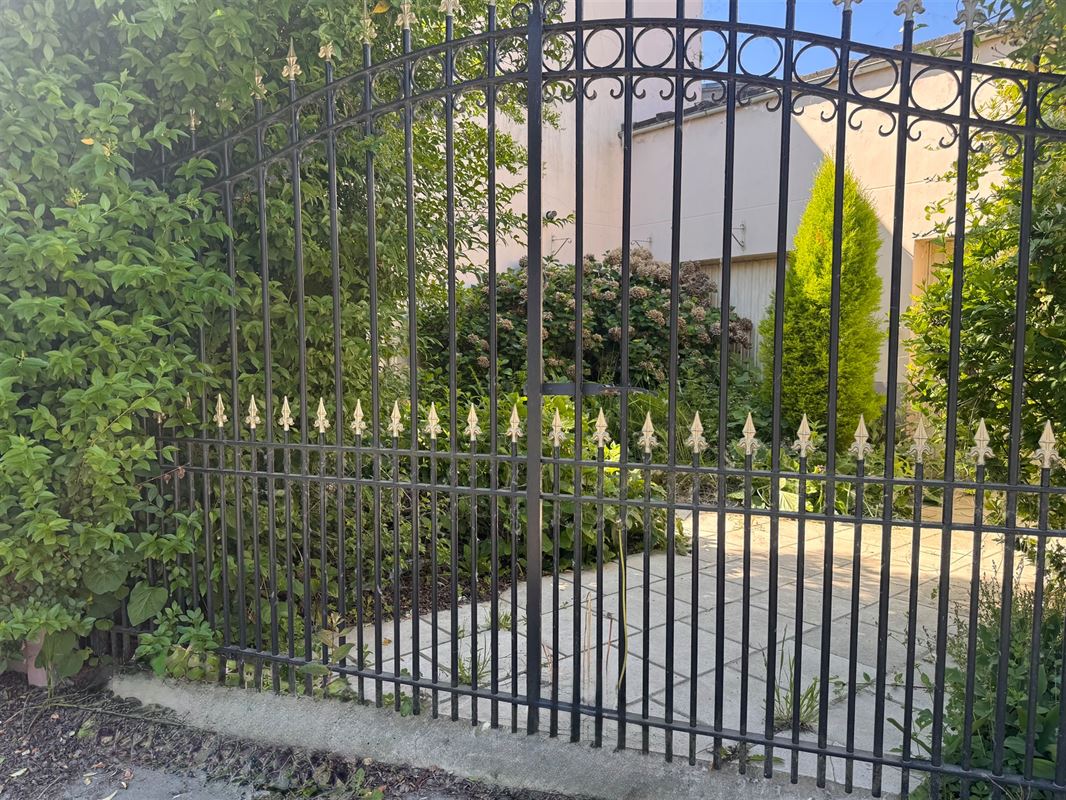 Woning met veel potentieel en 2 garages!