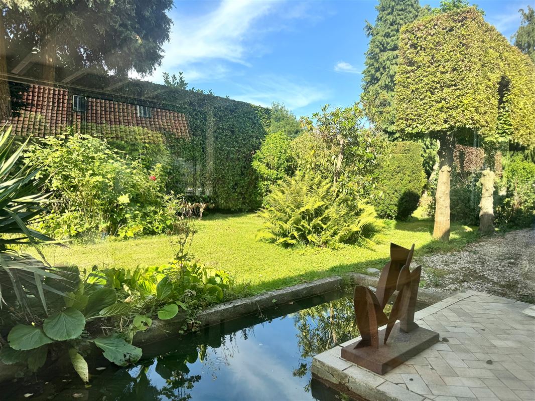 KARAKTERVOLLE VIERKANTSHOEVE MET PRACHTIGE TUIN!