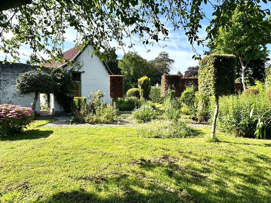 KARAKTERVOLLE VIERKANTSHOEVE MET PRACHTIGE TUIN!