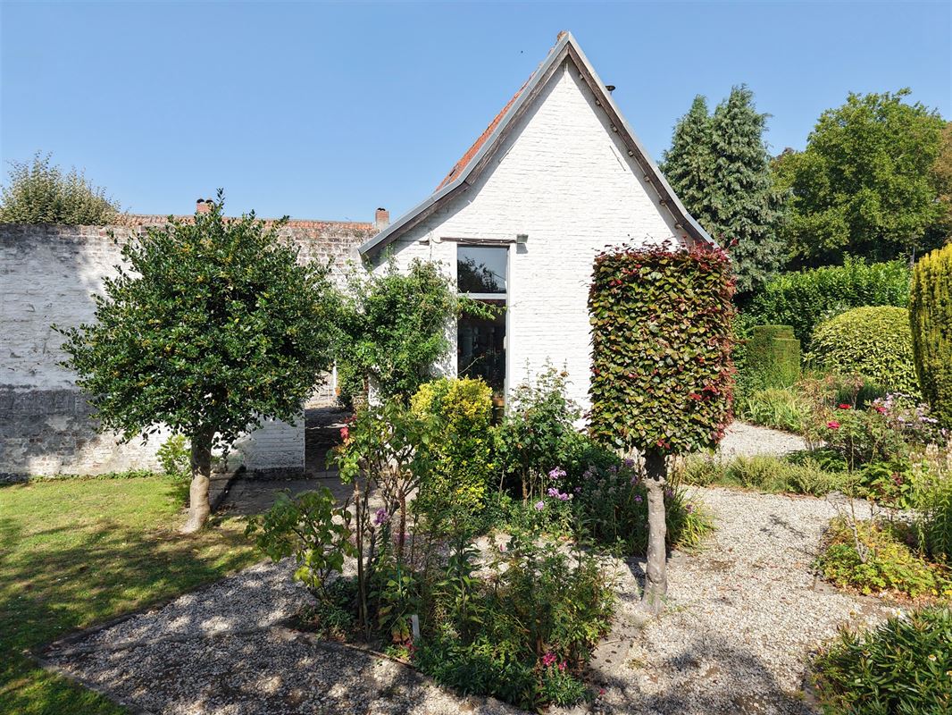 FERME EN CARRÉ DE CARACTÈRE AVEC MAGNIFIQUE JARDIN!