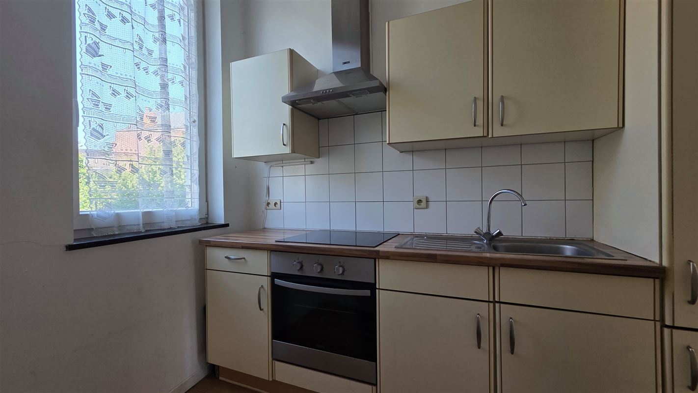 Bâtiment commercial + appartement sur la place de Lessines