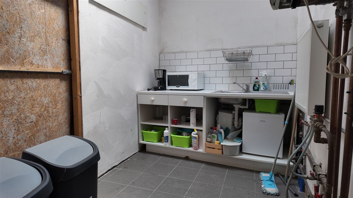 Bâtiment commercial + appartement sur la place de Lessines