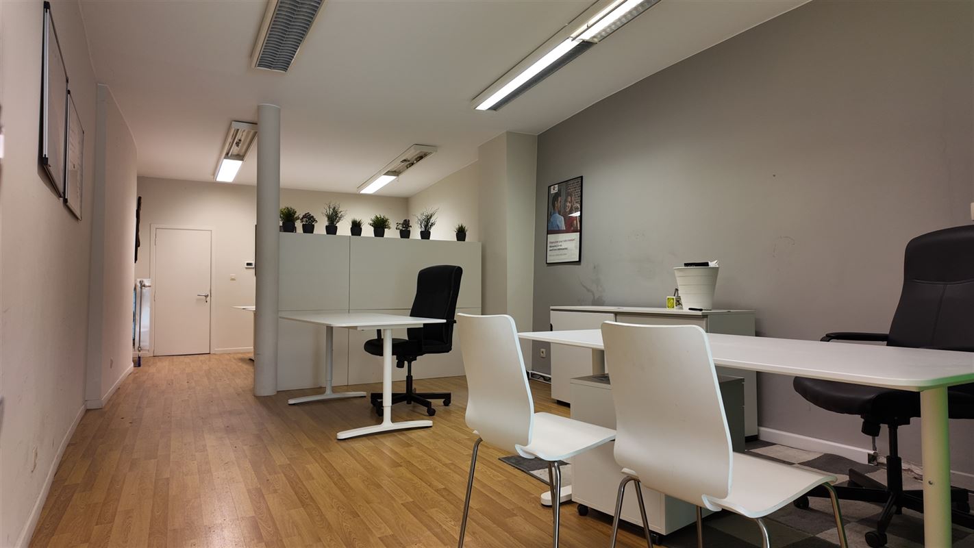 Bâtiment commercial + appartement sur la place de Lessines