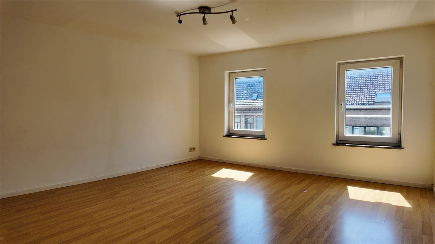 Bâtiment commercial + appartement sur la place de Lessines