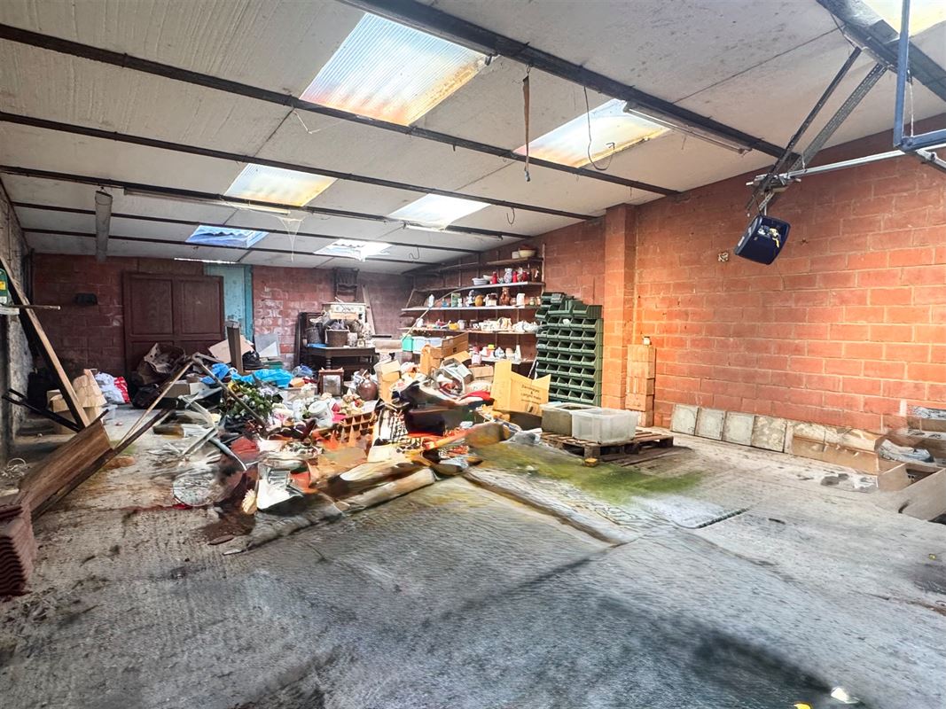 Woning met veel potentieel en 2 garages!