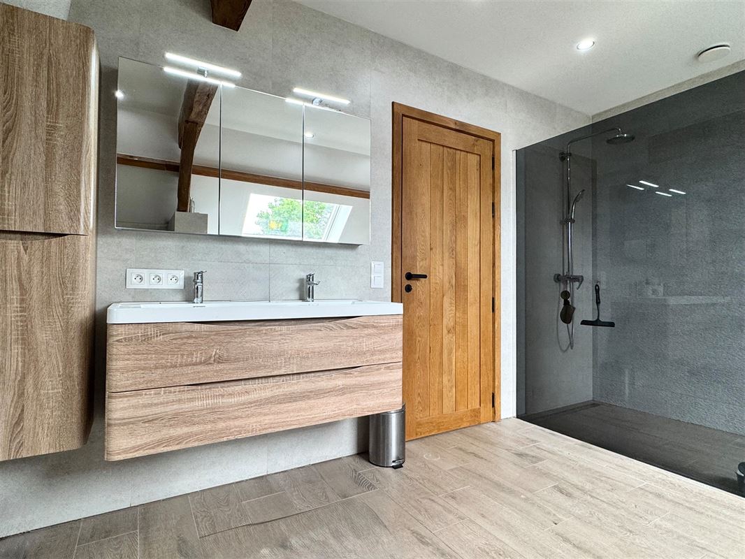 RUIME ENERGIEZUINIGE WONING MET ATELIER EN GARAGE!