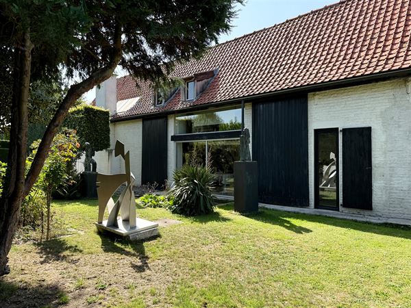 FERME EN CARRÉ DE CARACTÈRE AVEC MAGNIFIQUE JARDIN!