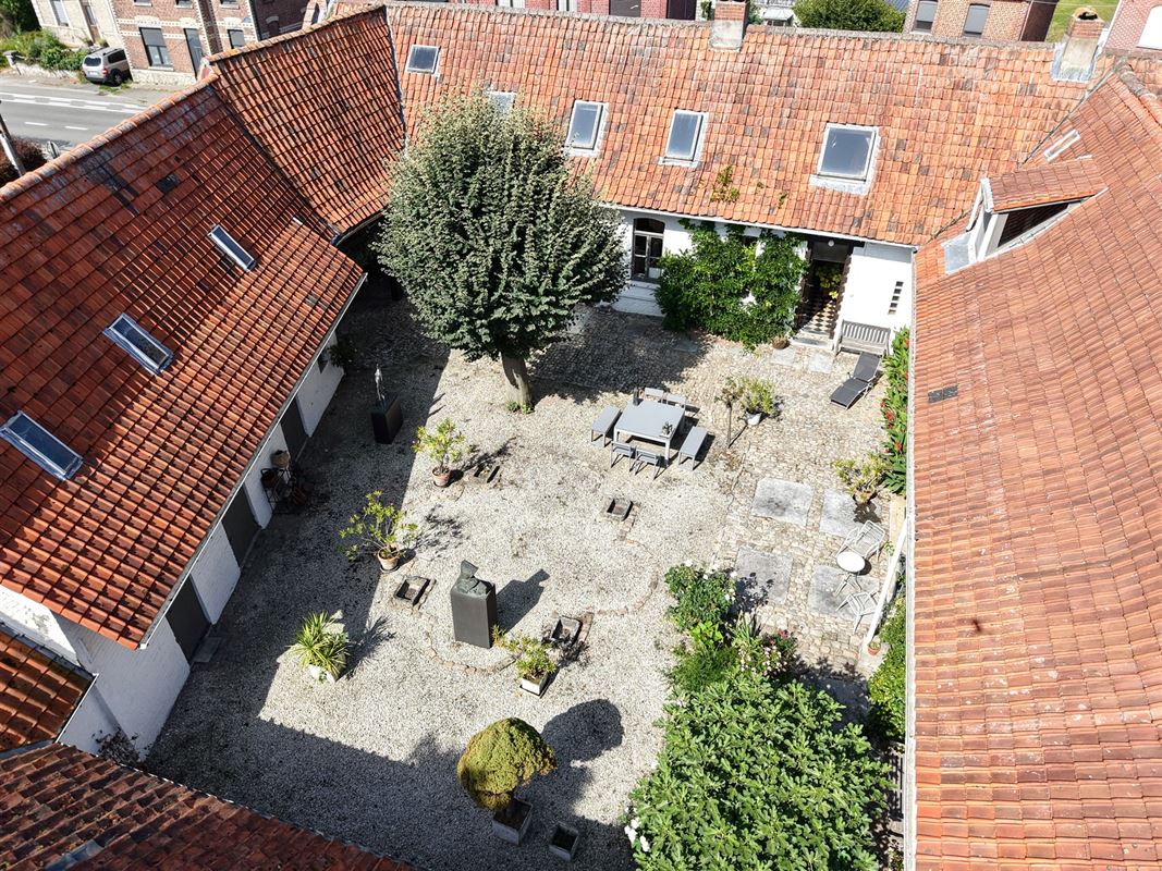 FERME EN CARRÉ DE CARACTÈRE AVEC MAGNIFIQUE JARDIN!