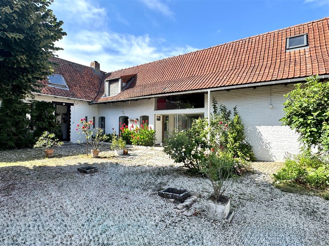 KARAKTERVOLLE VIERKANTSHOEVE MET PRACHTIGE TUIN!