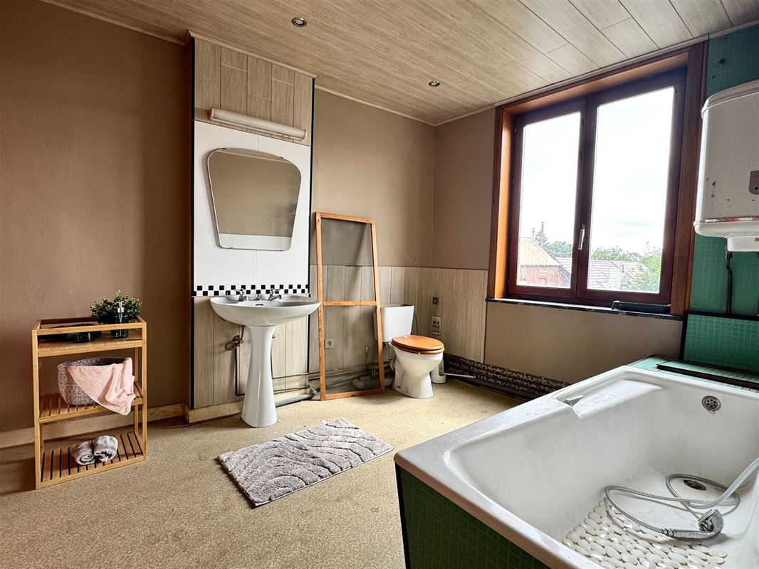 GROTE TE RENOVEREN WONING IN HET CENTRUM VAN LESSINES