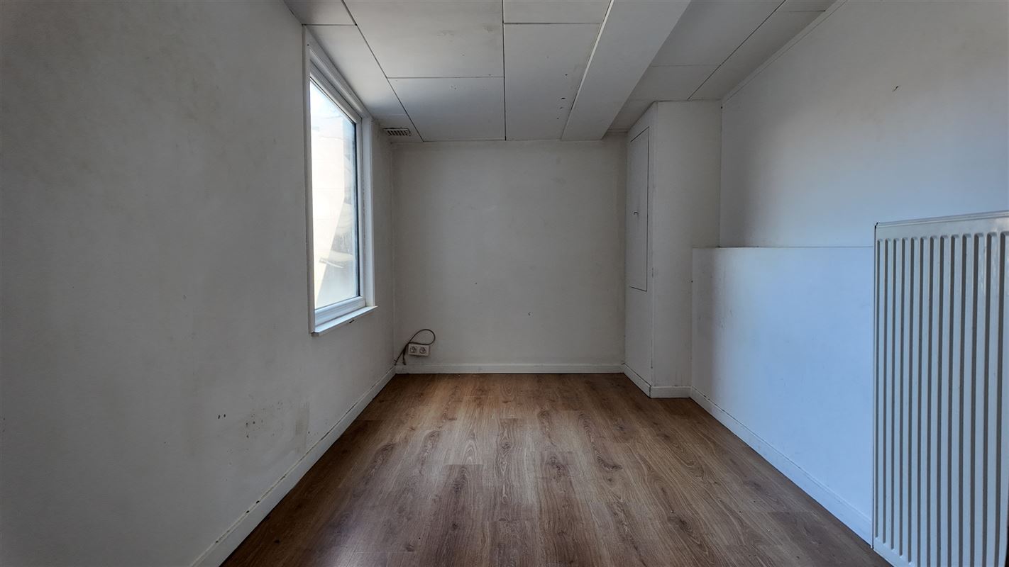 Bâtiment commercial + appartement sur la place de Lessines