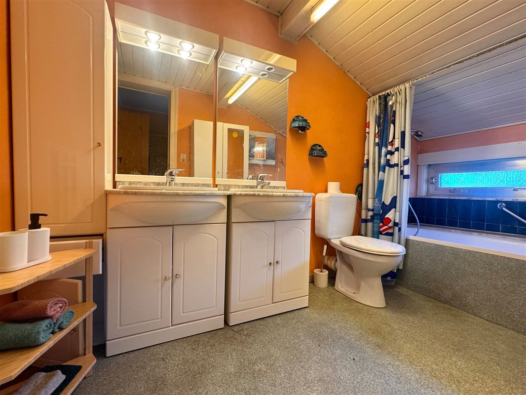 Woning met veel potentieel en 2 garages!