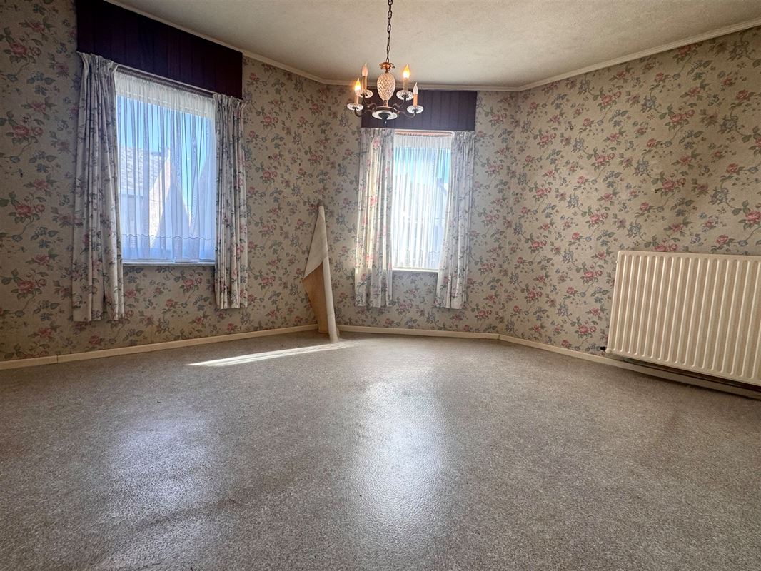 Woning met veel potentieel en 2 garages!