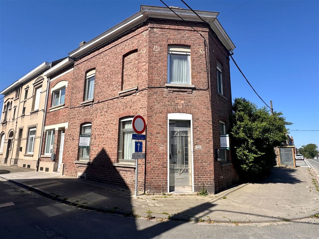 Woning met veel potentieel en 2 garages!