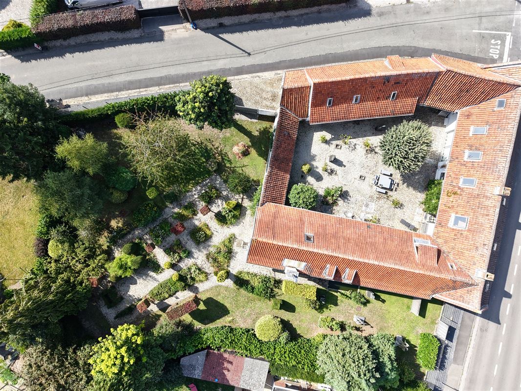KARAKTERVOLLE VIERKANTSHOEVE MET PRACHTIGE TUIN!