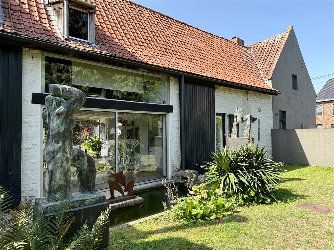 FERME EN CARRÉ DE CARACTÈRE AVEC MAGNIFIQUE JARDIN!