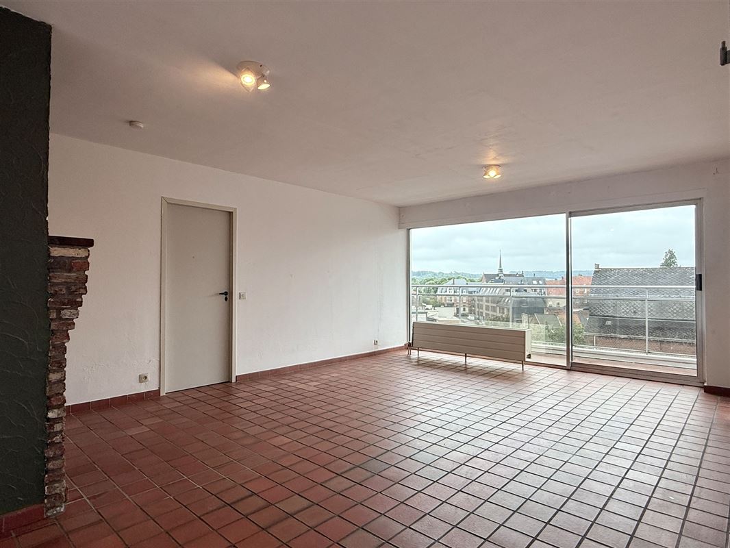 APPARTEMENT MET BALKON EN TERRAS IN HET CENTRUM VAN RONSE