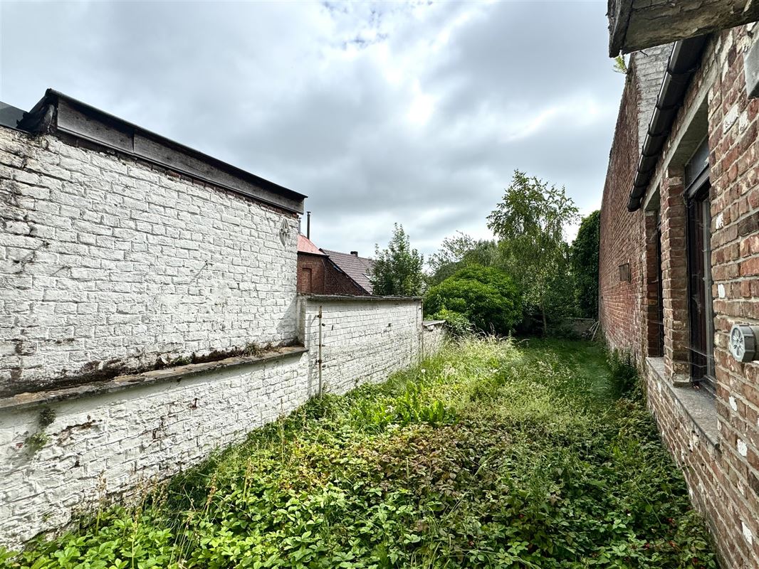 GROTE TE RENOVEREN WONING IN HET CENTRUM VAN LESSINES