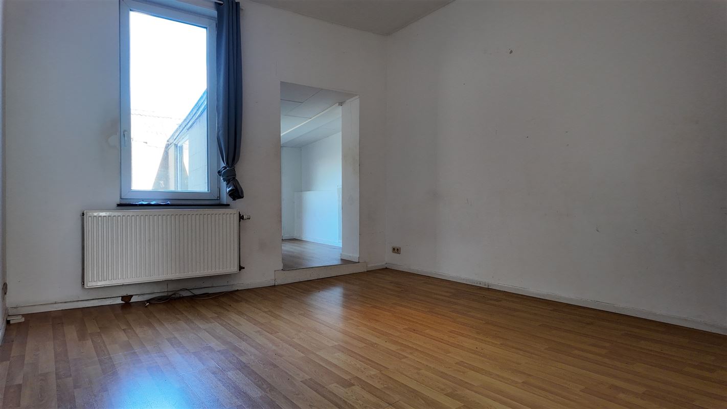 Bâtiment commercial + appartement sur la place de Lessines
