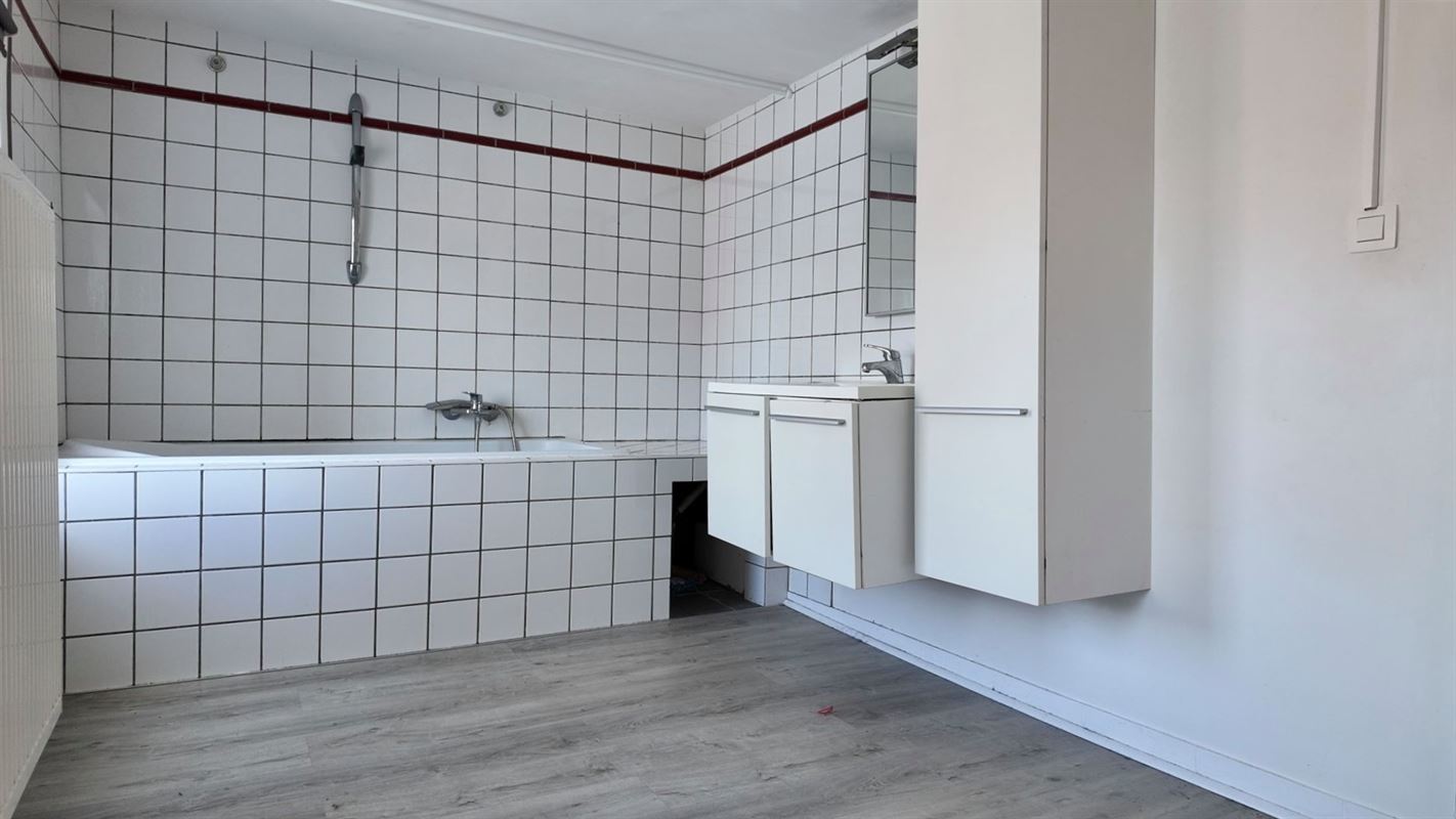 Bâtiment commercial + appartement sur la place de Lessines