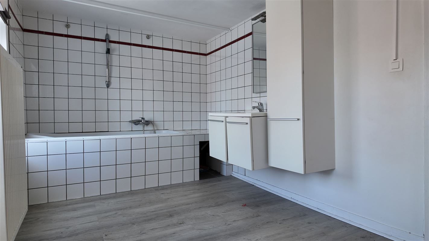 Bâtiment commercial + appartement sur la place de Lessines