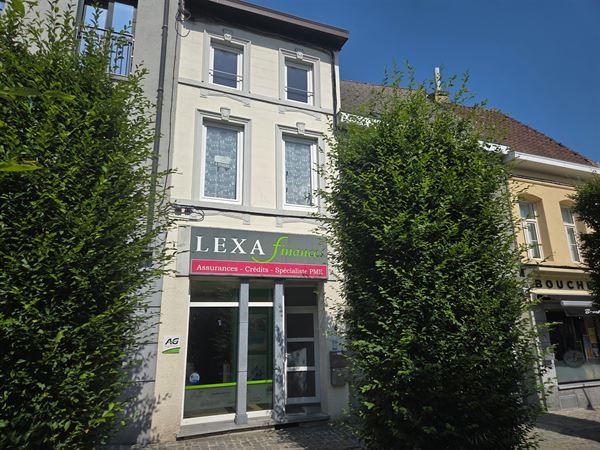 Commercieel pand + appartement op de markt van Lessen