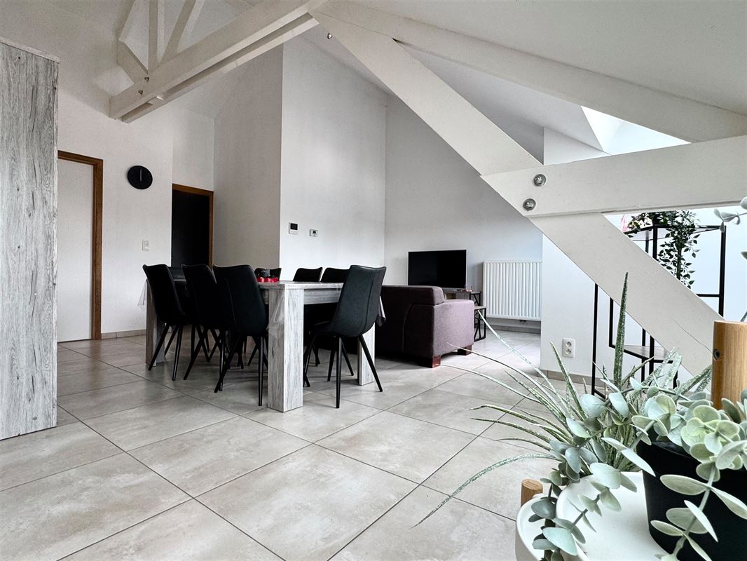 RECENT LICHTRIJK appartement met TERRAS, PARKEERPLAATS en BERGING.