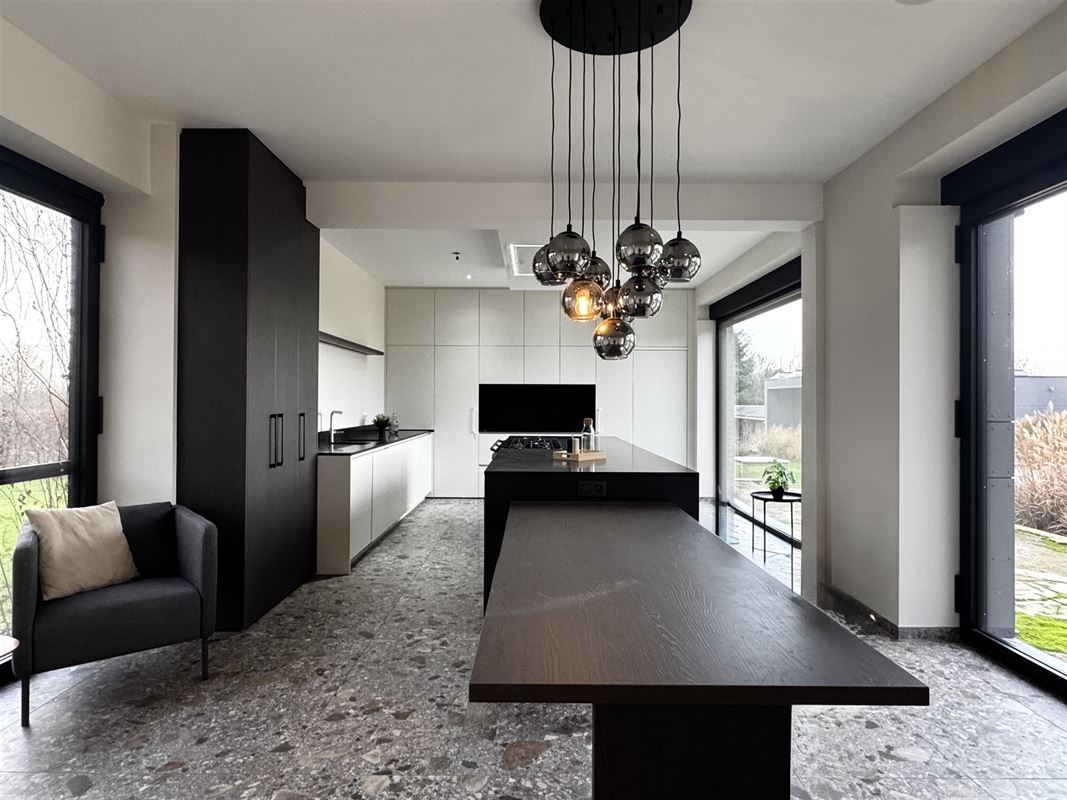 MAGNIFIQUE MAISON DE MAÎTRE AVEC 4 CHAMBRES, PISCINE, CARPORT DOUBLE ET PANNEAUX SOLAIRES