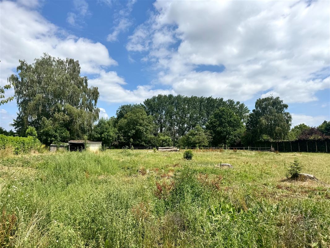 SUPERBE TERRAIN DE 4.040M² – ENVIRONNEMENT CALME AVEC VUE DÉGAGÉE SUR LA VERDURE!