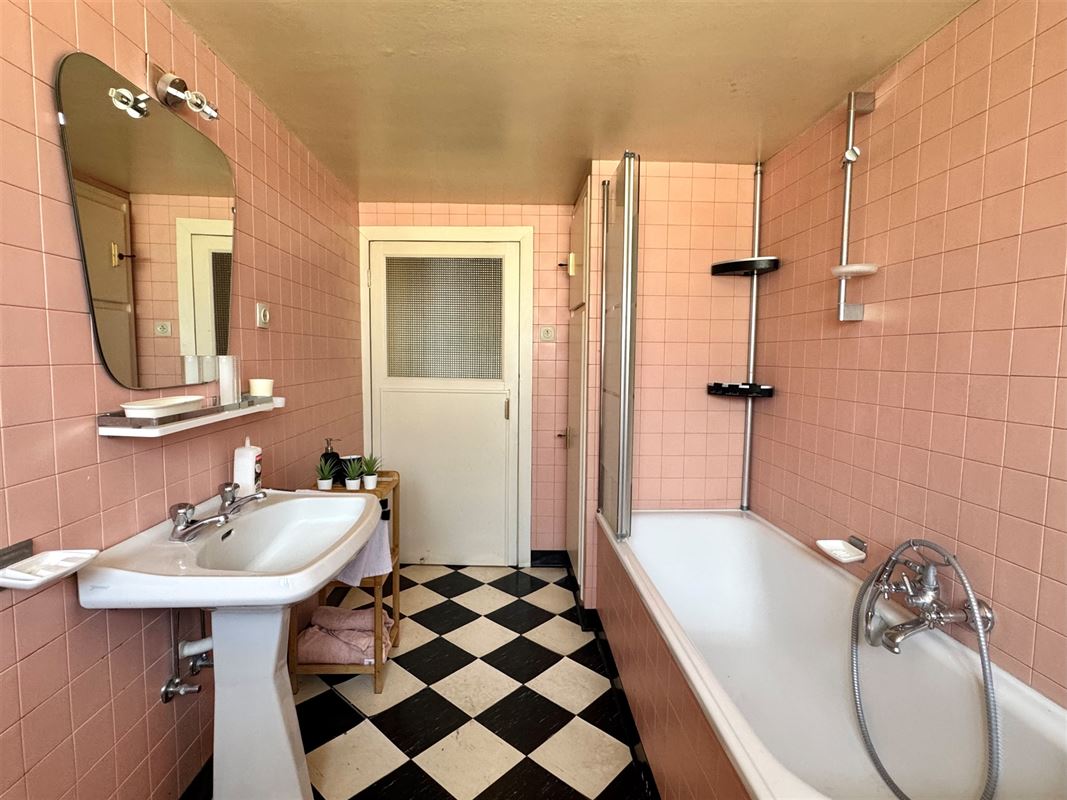 MAISON SPACIEUSE AVEC ESPACE COMMERCIAL A RÉNOVER!
