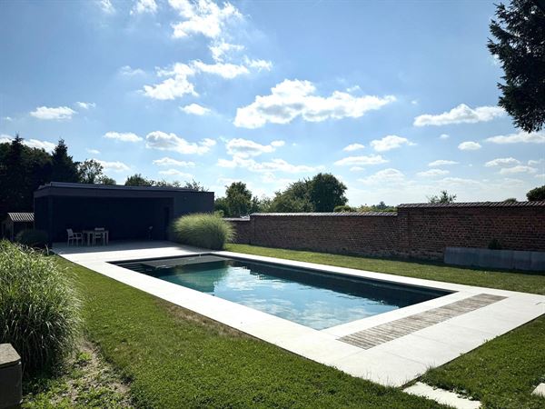 MAGNIFIQUE MAISON DE MAÎTRE AVEC 4 CHAMBRES, PISCINE, CARPORT DOUBLE ET PANNEAUX SOLAIRES