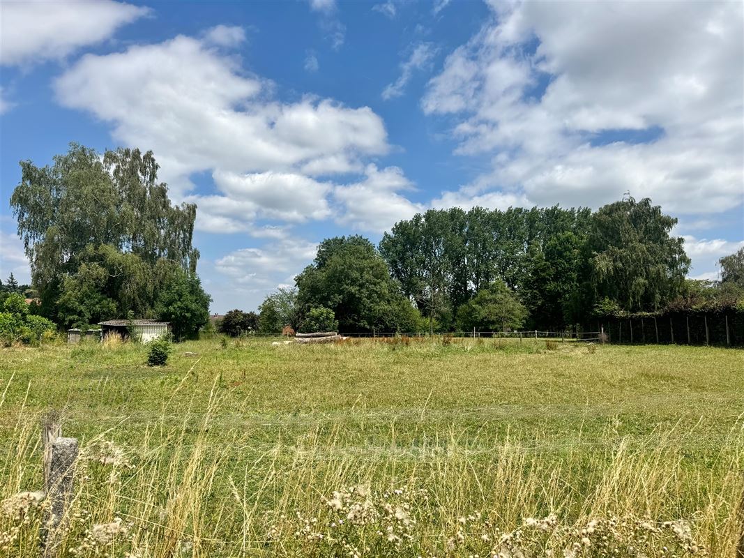SUPERBE TERRAIN DE 4.040M² – ENVIRONNEMENT CALME AVEC VUE DÉGAGÉE SUR LA VERDURE!