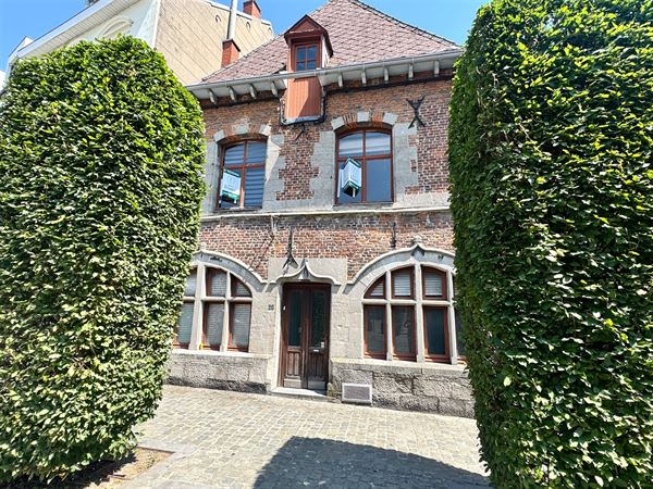 MAISON SPACIEUSE AVEC ESPACE COMMERCIAL A RÉNOVER!