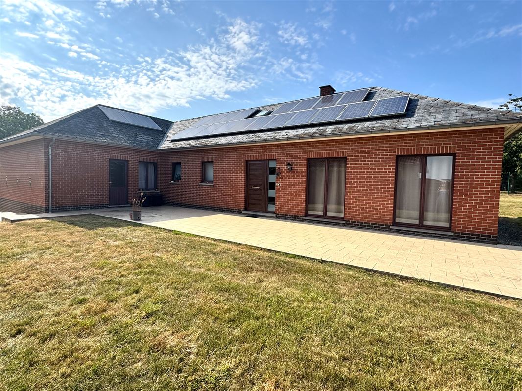 RUIME GELIJKVLOERSE WONING met TUIN, GARAGE en ZONNEPANELEN
