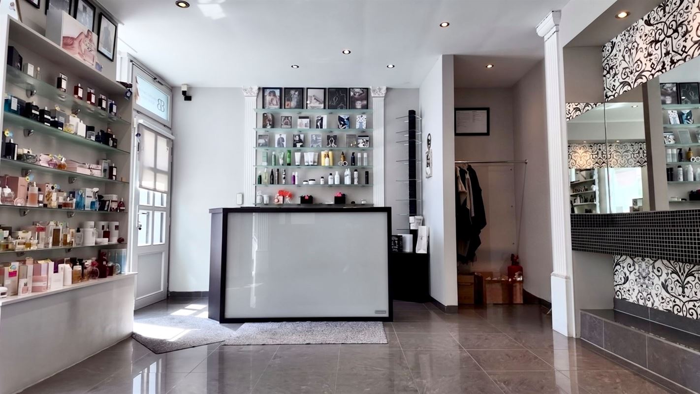 SUPERBE COMMERCE AVEC HABITATION, IDÉALEMENT SITUÉ!