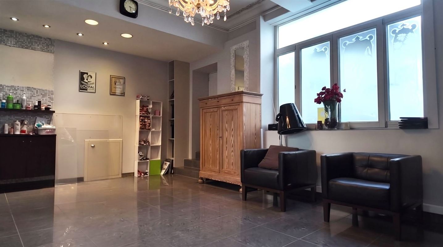 SUPERBE COMMERCE AVEC HABITATION, IDÉALEMENT SITUÉ!