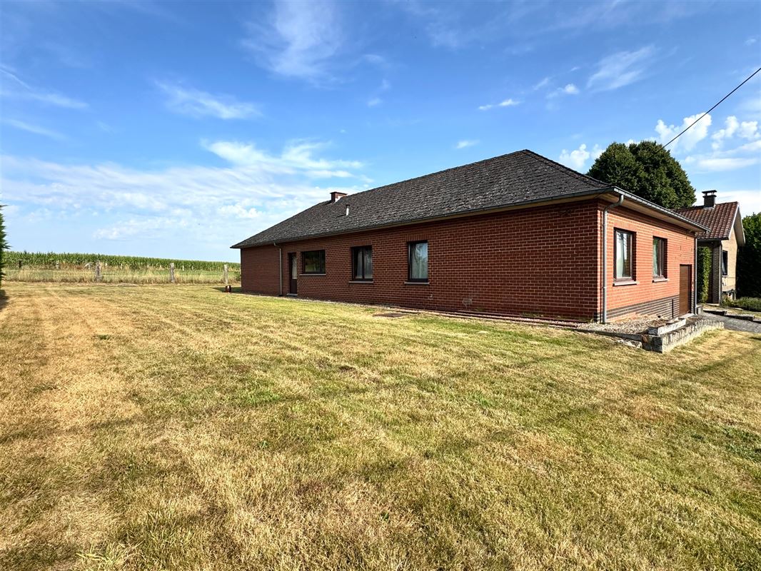 RUIME GELIJKVLOERSE WONING met TUIN, GARAGE en ZONNEPANELEN