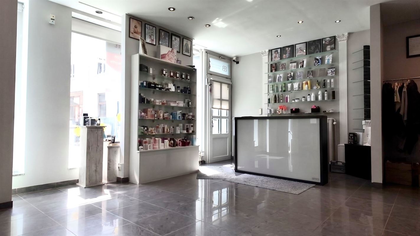 SUPERBE COMMERCE AVEC HABITATION, IDÉALEMENT SITUÉ!