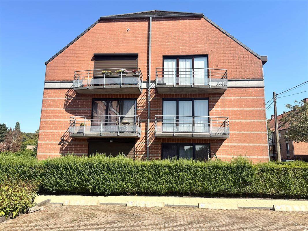 APPARTEMENT MET 2 SLAAPKAMERS, BINNENPARKING EN KELDER.