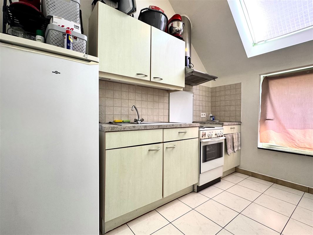 APPARTEMENT MET 2 SLAAPKAMERS, BINNENPARKING EN KELDER.