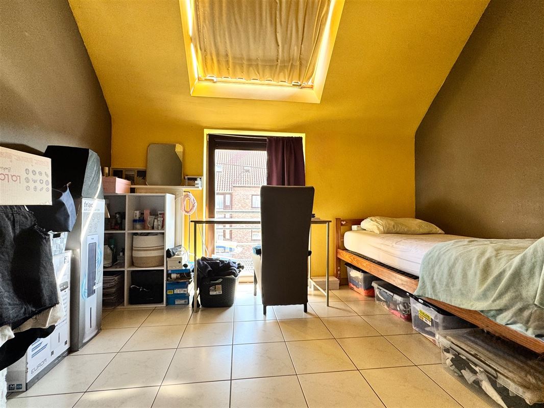 APPARTEMENT MET 2 SLAAPKAMERS, BINNENPARKING EN KELDER.