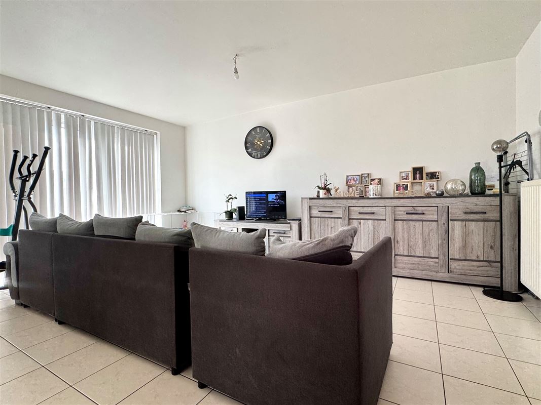 APPARTEMENT MET 2 SLAAPKAMERS, BINNENPARKING EN KELDER.